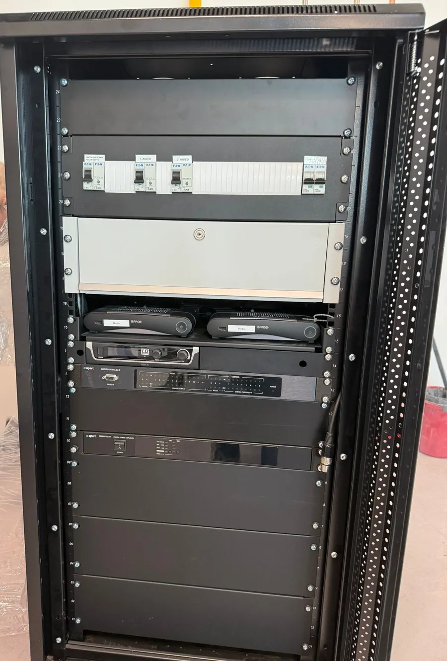 Szafa rack z systemem sterowania AV dla sal szkoleniowych w firmie