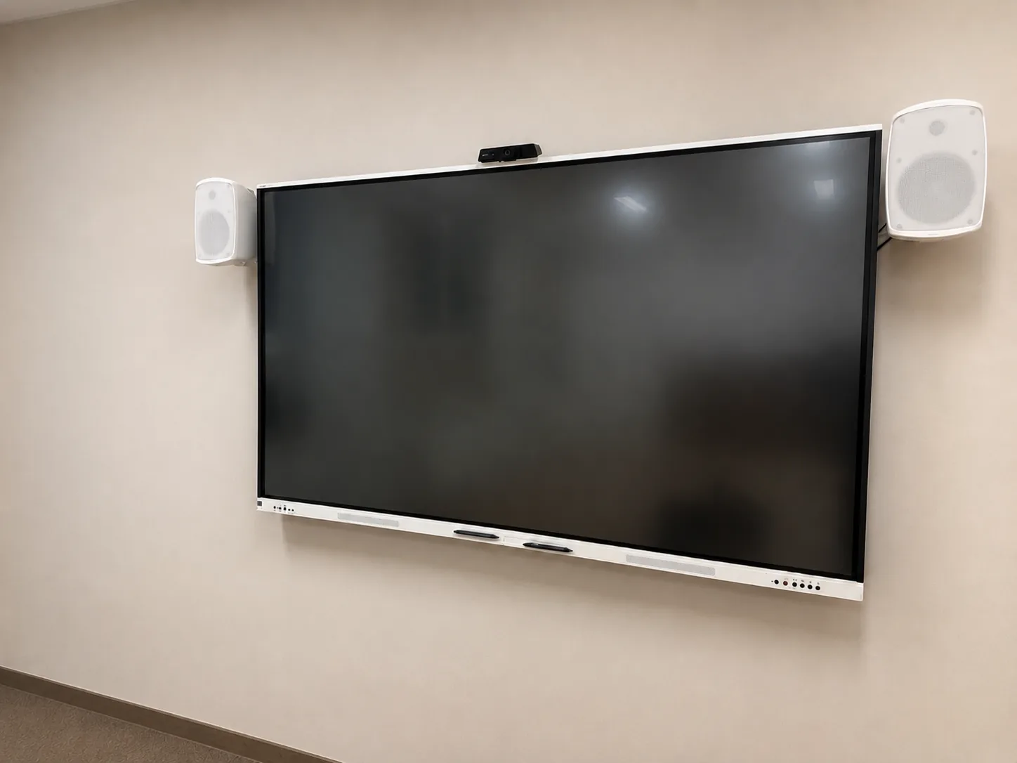 Monitor interaktywny SMART GX V4 zamontowany w sali konferencyjnej